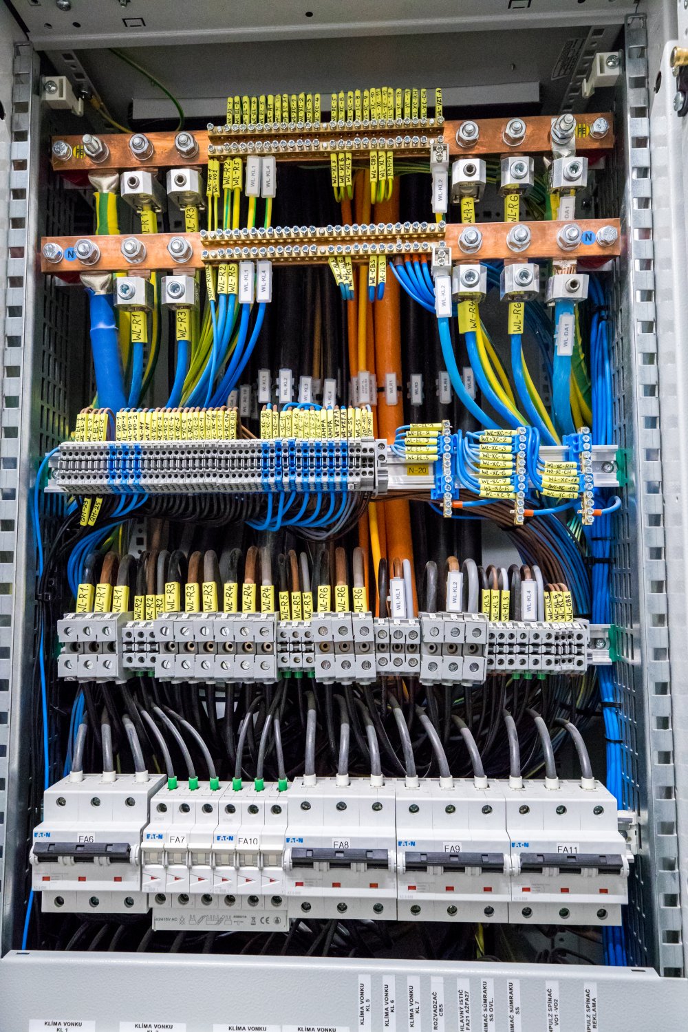 Kedy je potrebná rekonštrukcia elektroinštalácie v budove?